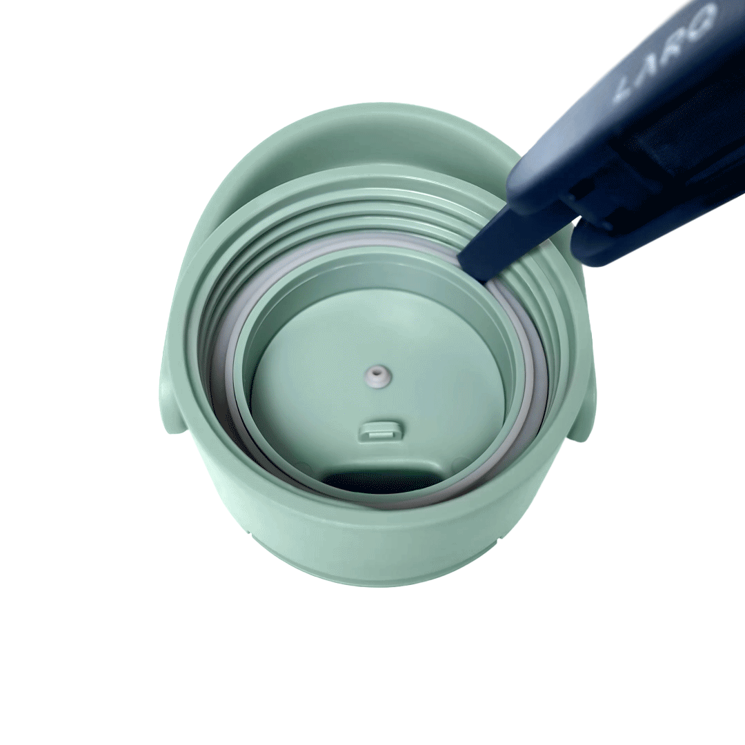 Reinigung der Innenseite einer BRITA LARQ iQ Cap mithilfe eines Cleaning Brushs