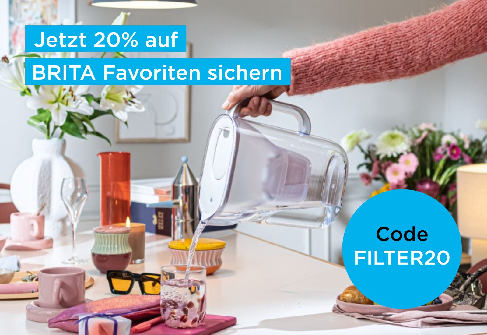 Frau schenkt aus dem BRITA Tischwasserfilter Style Essential ein Glas Wasser ein
