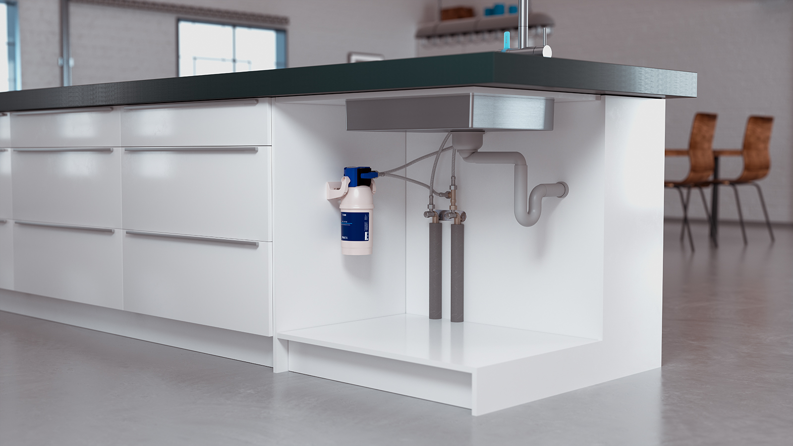 P1000 Filter in weißer Küche Der P1000 Filter ist unter einer Spüle in einer weißen Küche installiert