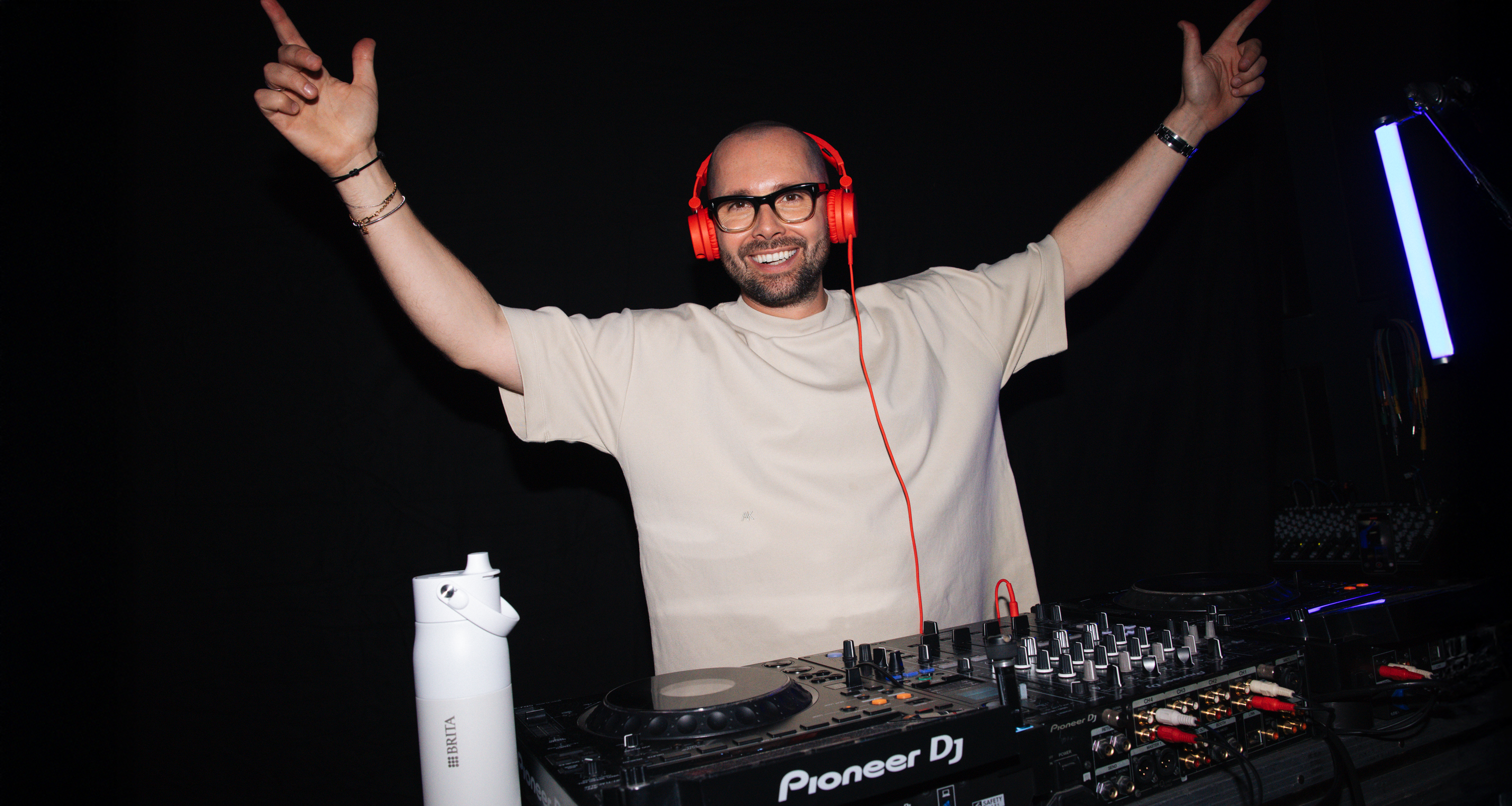 Ein DJ feiert auf der BRITA LARQ Party