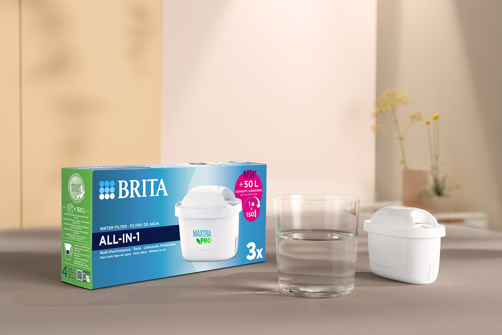 Verpackung der BRITA MAXTRA PRO ALL-IN-1 Wasserfilter Verpackung der BRITA MAXTRA PRO ALL-IN-1 Wasserfilter-Kartusche auf einem Tisch