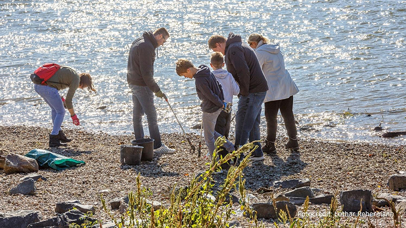 BRITA Mitarbeiter:innen und ihre Familien sammeln Müll Mitarbeiter:innen von BRITA und ihre Familien sammeln am Rhein bei Wiesbaden/Deutschland Müll ein
