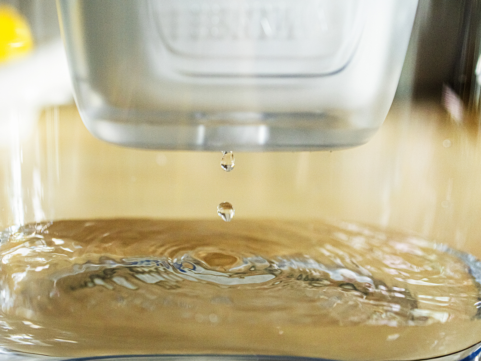 Wasser fließt durch MAXTRA PRO Filter in den Behälter.