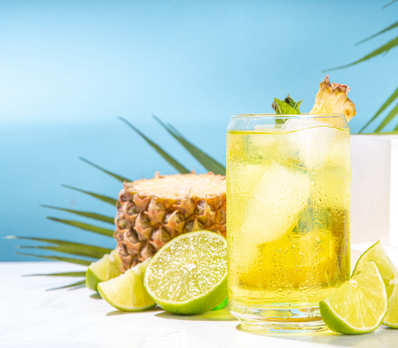 Selbstgemachtes isotonisches Getränk mit Ananas und Limette