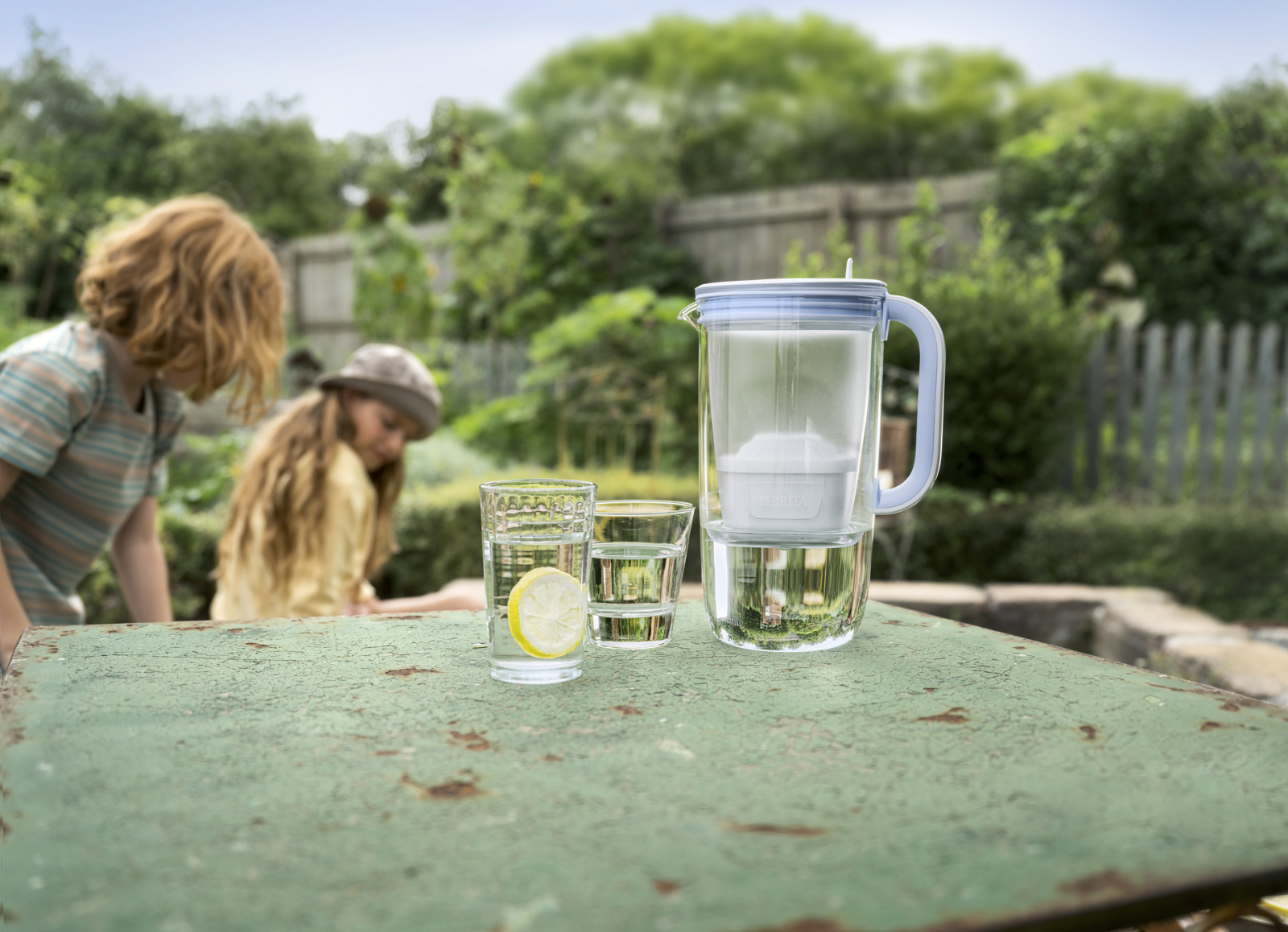 Tischwasserfilter Glas steht im Garten Der BRITA Tischwasserfilter Glas in Blau in einem Garten