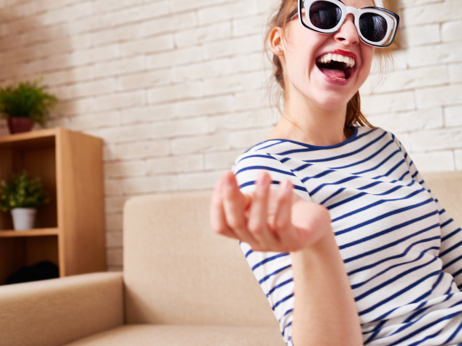 Positives Mindset - aus Fehlern lernen Glückliche Frau mit Sonnenbrille und positivem Mindset.