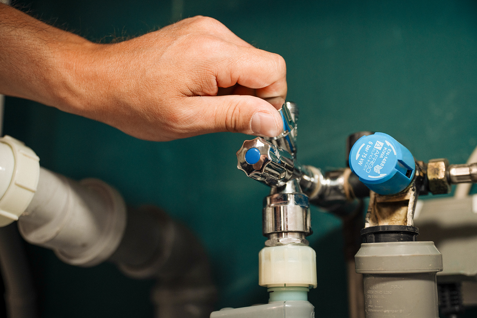 Detailansicht BRITA yource Installationsservice Detailansicht der Installation eines BRITA yource Geräts unterhalb der Spüle