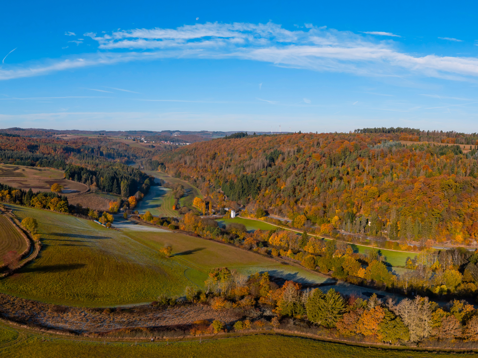 Herbst-Trail entdecken Landschaft im Herbst bei blauen Himmel