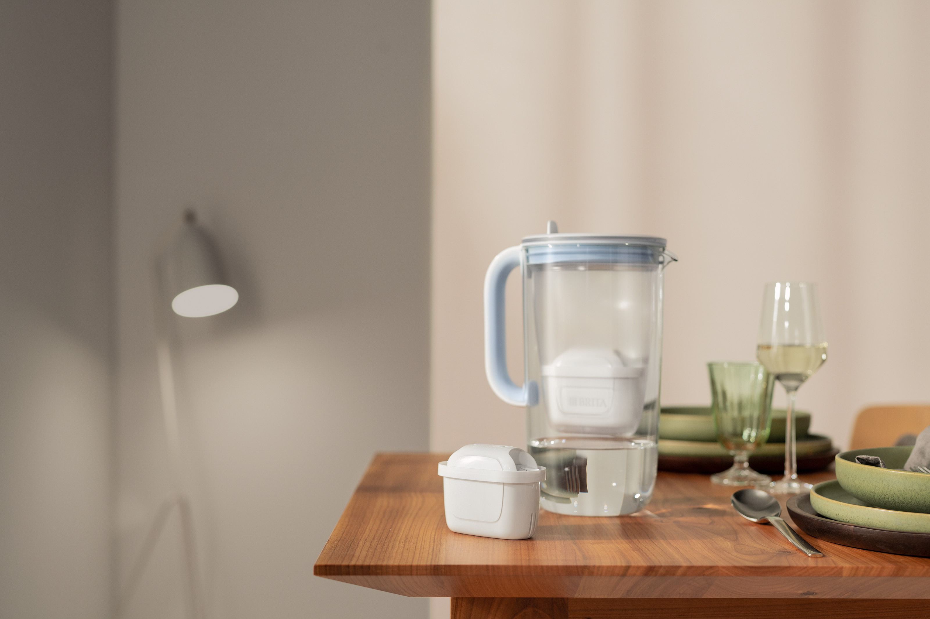 Tischwasserfilter mit BRITA MAXTRA PRO EXTRA KALKSCHUTZ Filterkartusche BRITA MAXTRA PRO EXTRA KALKSCHUTZ mit einem Tischwasserfilter