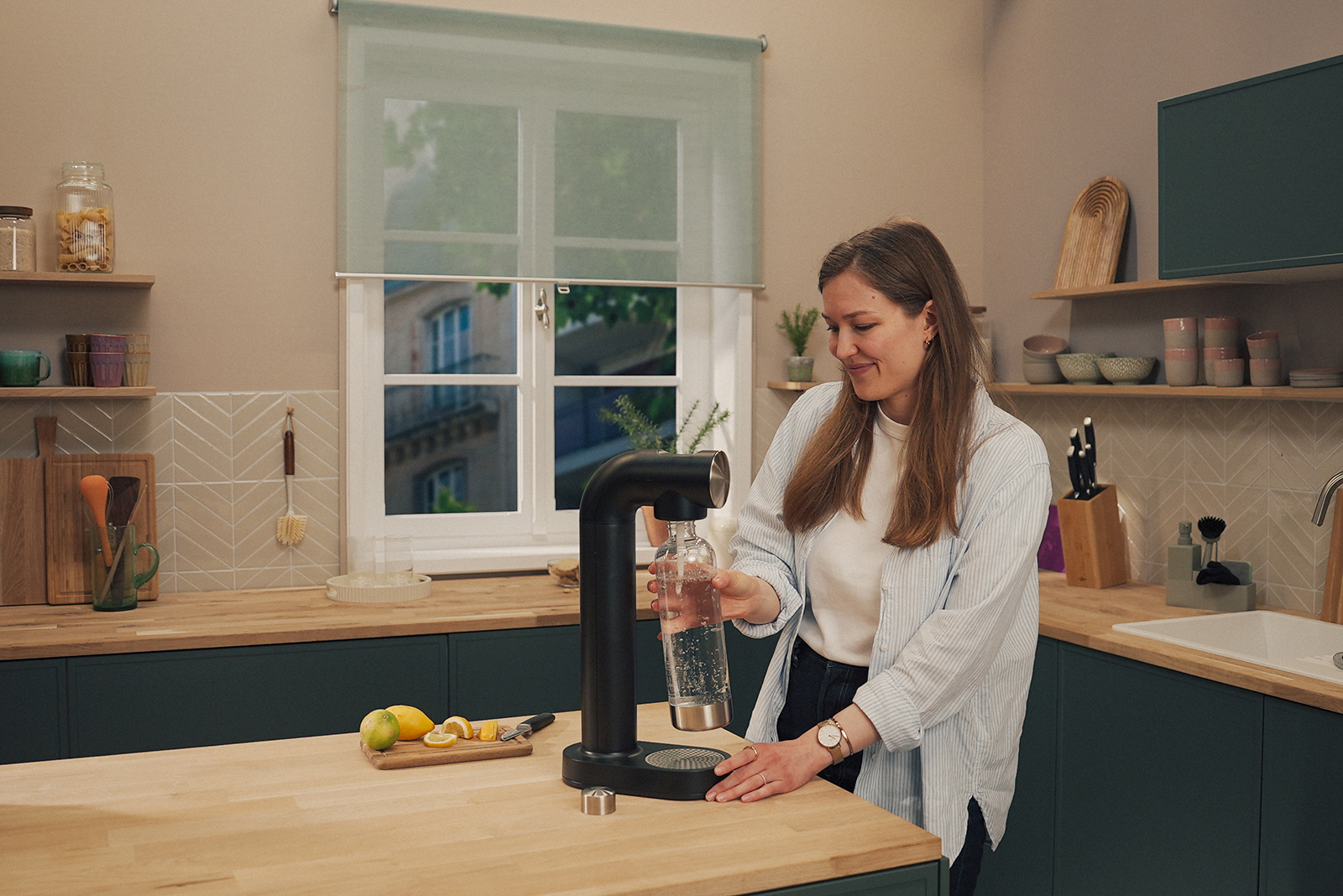 Junge Frau bedient den schwarzen sodaONE Wassersprudler