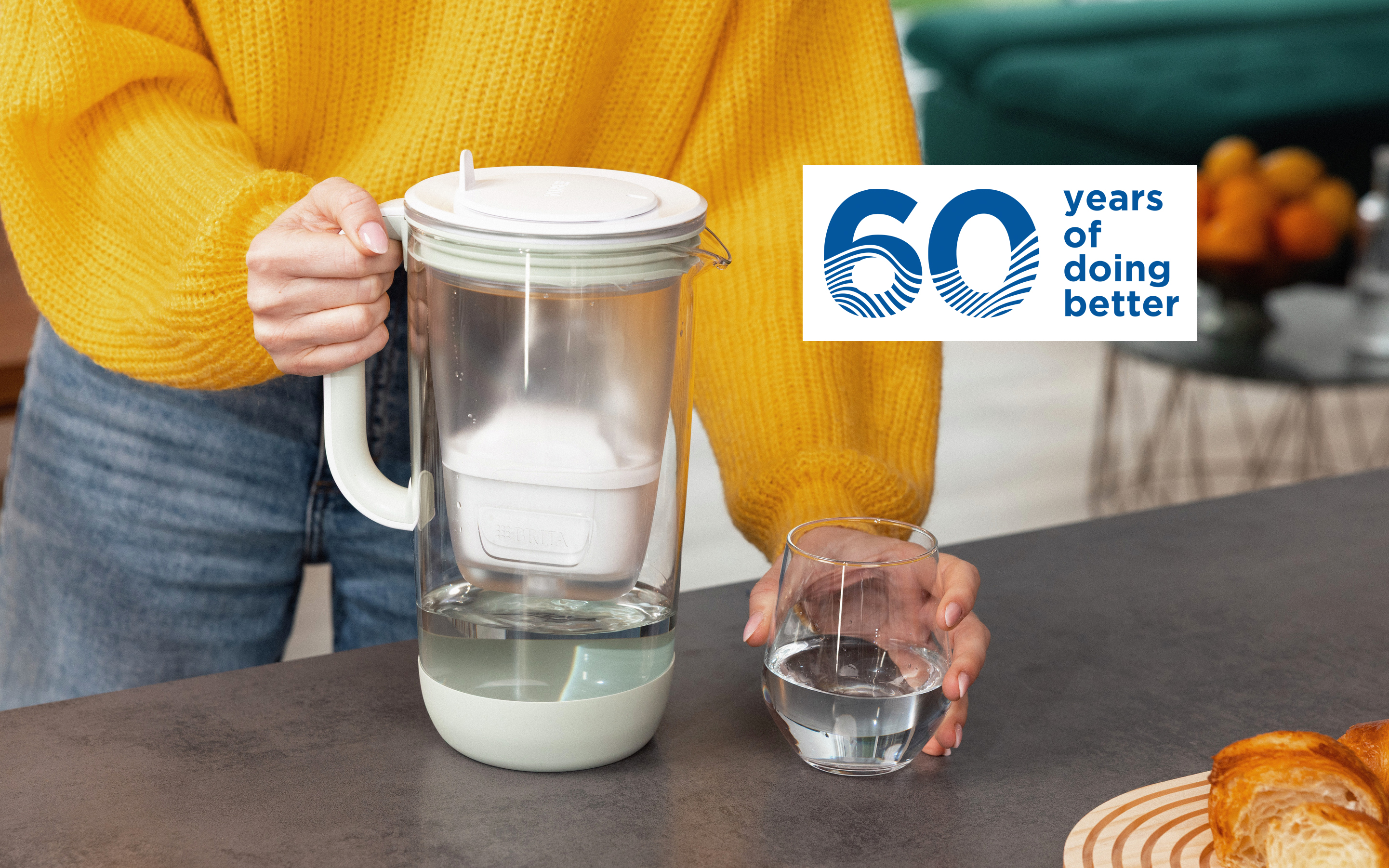 Hellgrüner Tischwasserfilter Glas mit Silikonring und 60 Jahre BRITA Logo