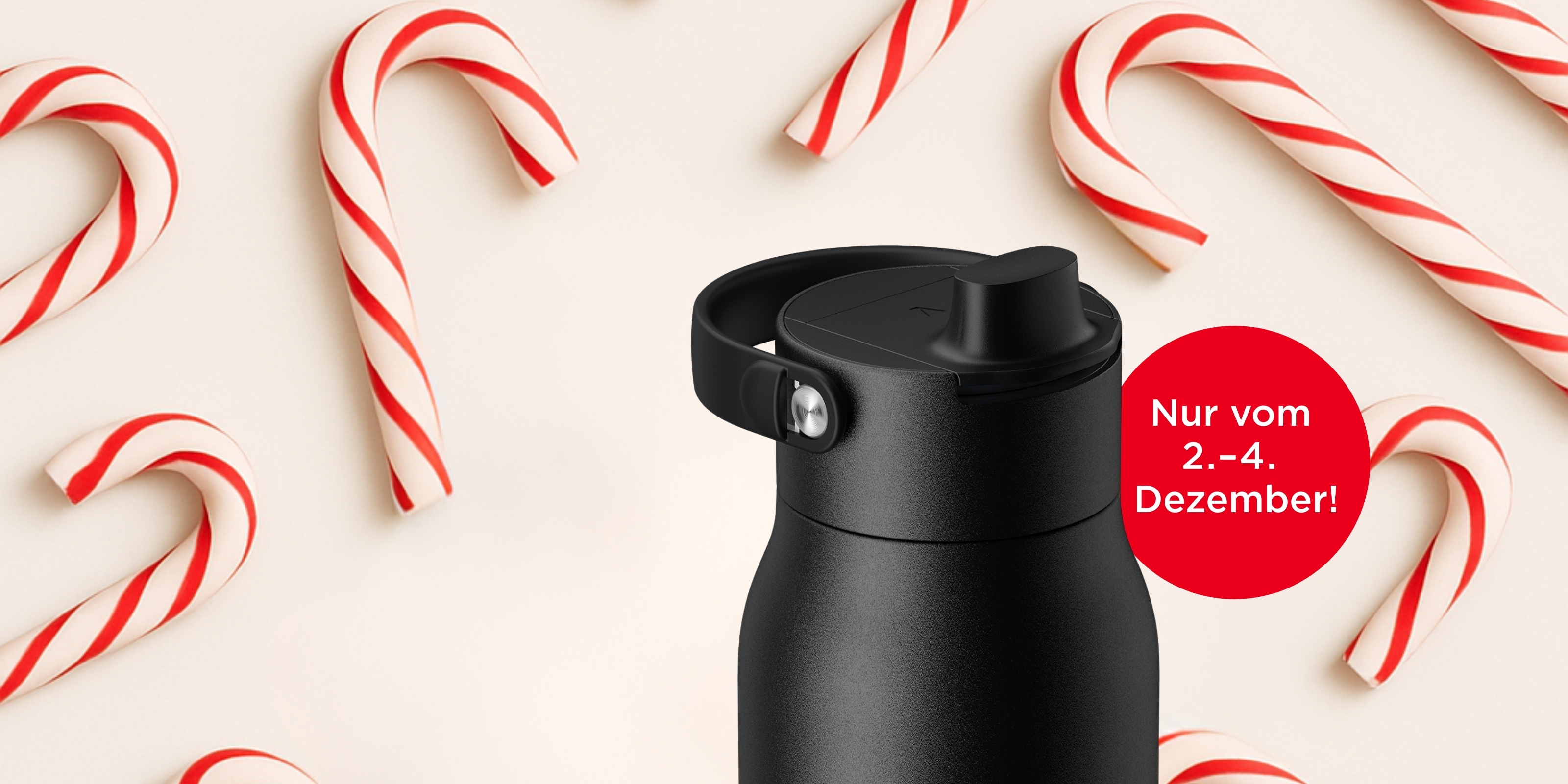 Eine schwarze LARQ Filterflasche auf weihnachtlichem Hintergrund mit Aktions-Störer