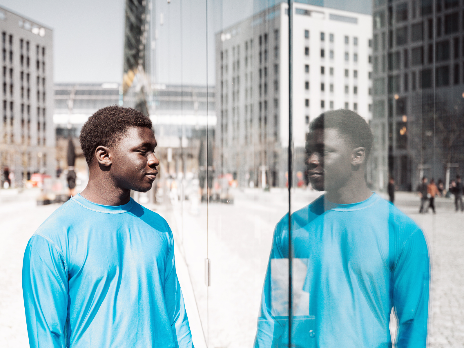 Gesteigerte emotionale Intelligenz Junger Mann betrachtet sein Spiegelbild in einer Hausfassade.