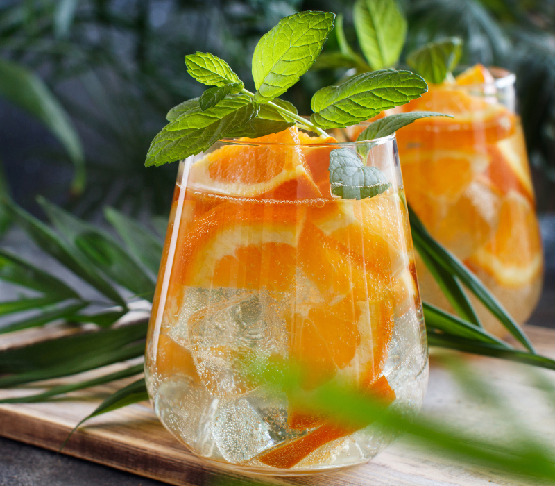 Alkoholfreier Wein mit OH LA LAQUA BITTER ORANGE und frischen Orangen verfeinert