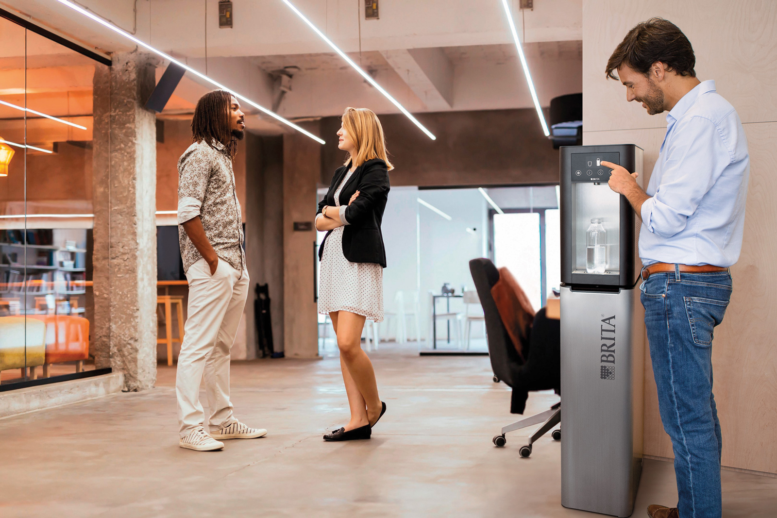 BRITA Top Pro Wasserspender Standgerät Ein Mann bedient das BRITA Top Pro Wasserspender-Standgerät in einem Büro