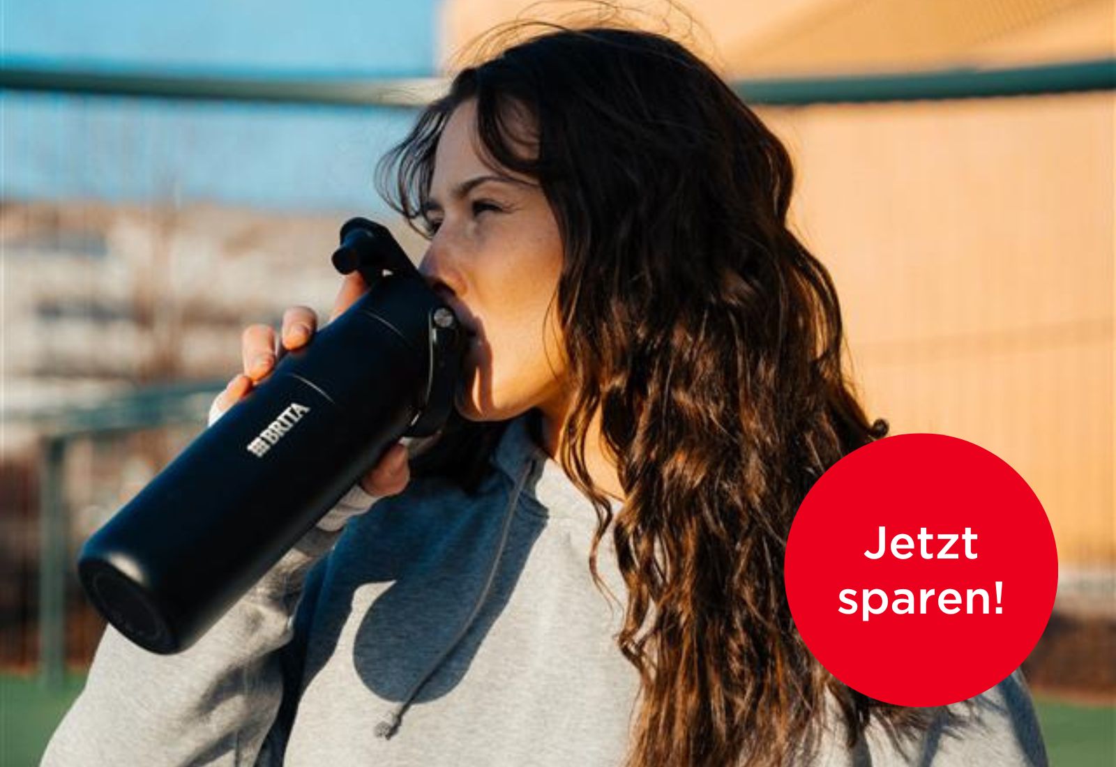 Junge Frau mit schwarzer BRITA LARQ Flasche und "Jetzt sparen" Störer