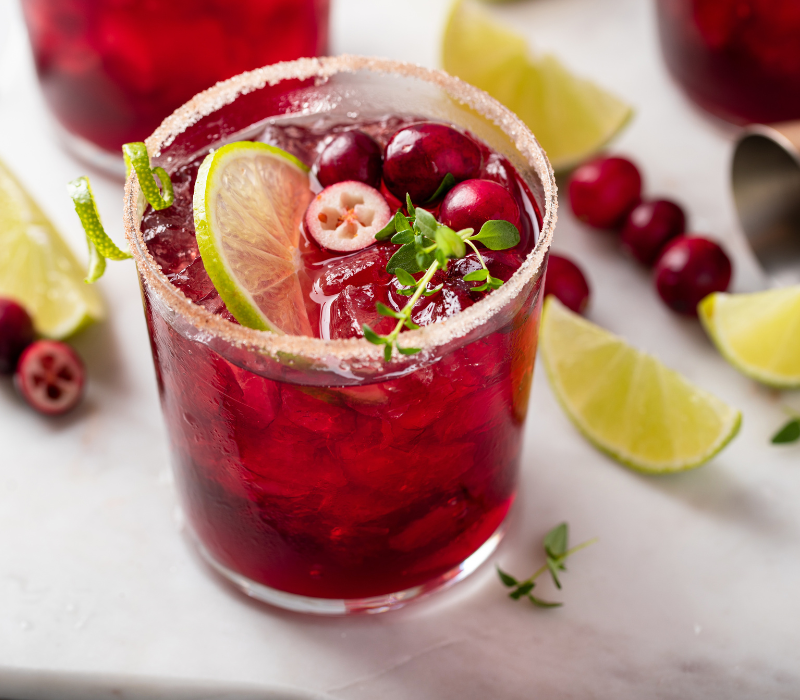 Mocktail mit frischen Beeren, Cranberry und Eiswürfeln