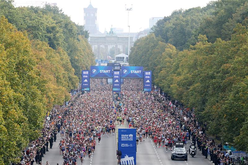Große Menschenmenge am Start des BMW Berlin‑Marathons auf einer breiten Allee