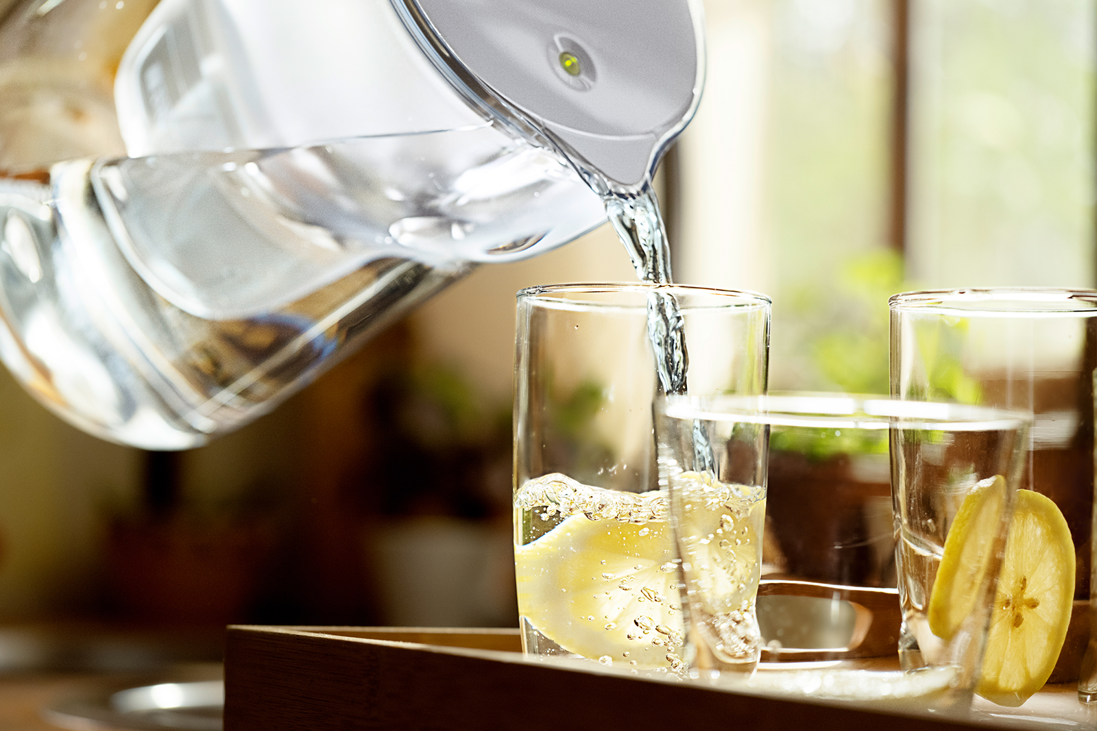 BRITA Tischwasserfilter Style Wassergläser werden mit dem BRITA Tischwasserfilter Style mit Wasser gefüllt