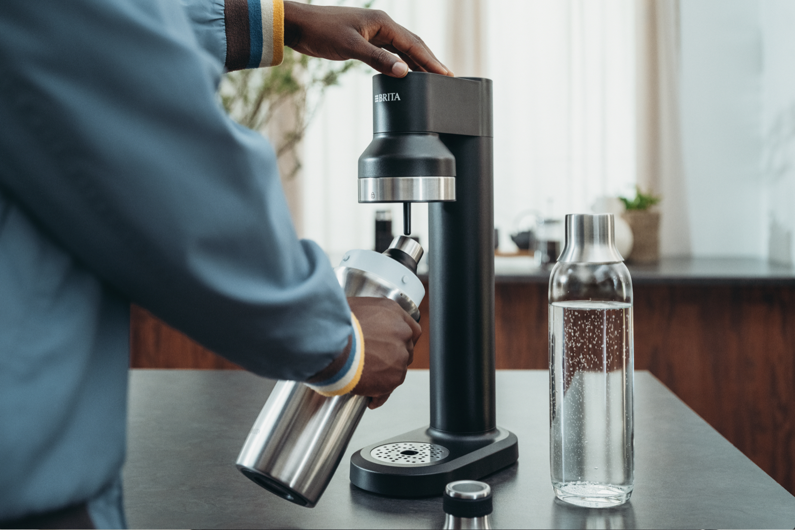Mann bedient sodaTRIO Wassersprudler Ein Mann bedient den BRITA sodaTRIO Wassersprudler.