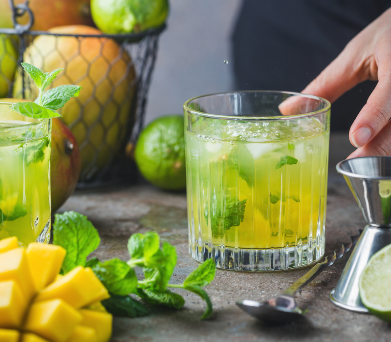 Nojito mit Mango und Passionsfrucht Selbstgemachter alkoholfreier Mocktail mit frischer Mango und Minze