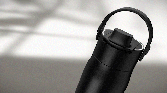 Eine schwarze BRITA LARQ iQ und Screenshots der BRITA LARQ A Eine schwarze BRITA LARQ iQ und Screenshots der BRITA LARQ App