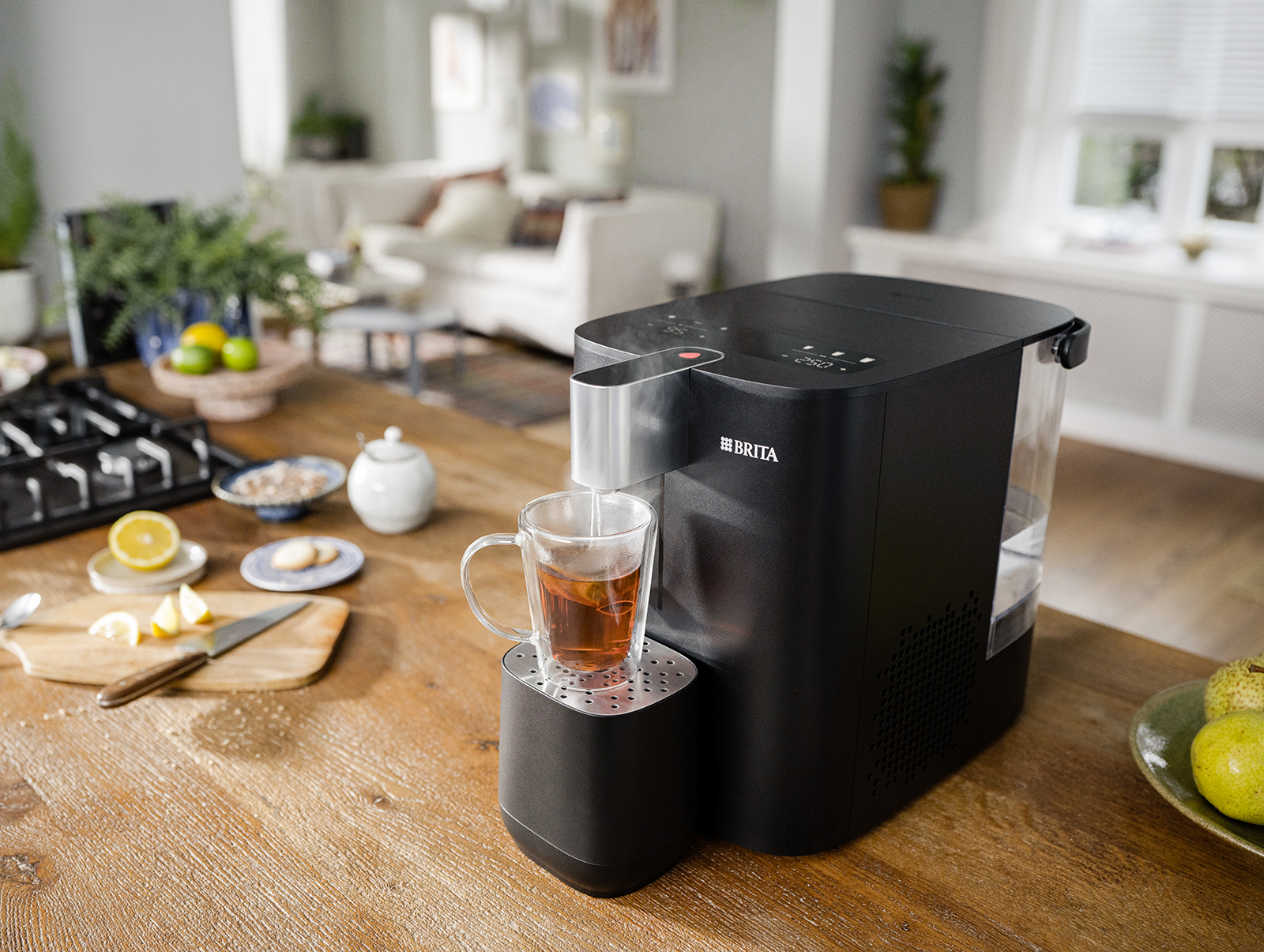 Tee aufbrühen mit dem BRITA Cube Cool Wasserspender Ein Tee wird mit Wasser aus dem BRITA Cube Cool Wasserspender aufgebrüht.