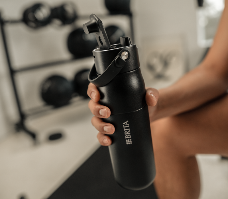 BRITA LARQ iQ Filter-Trinkflasche Person hält nach dem Workout die BRITA LARQ iQ Filter-Trinkflasche in der Hand.