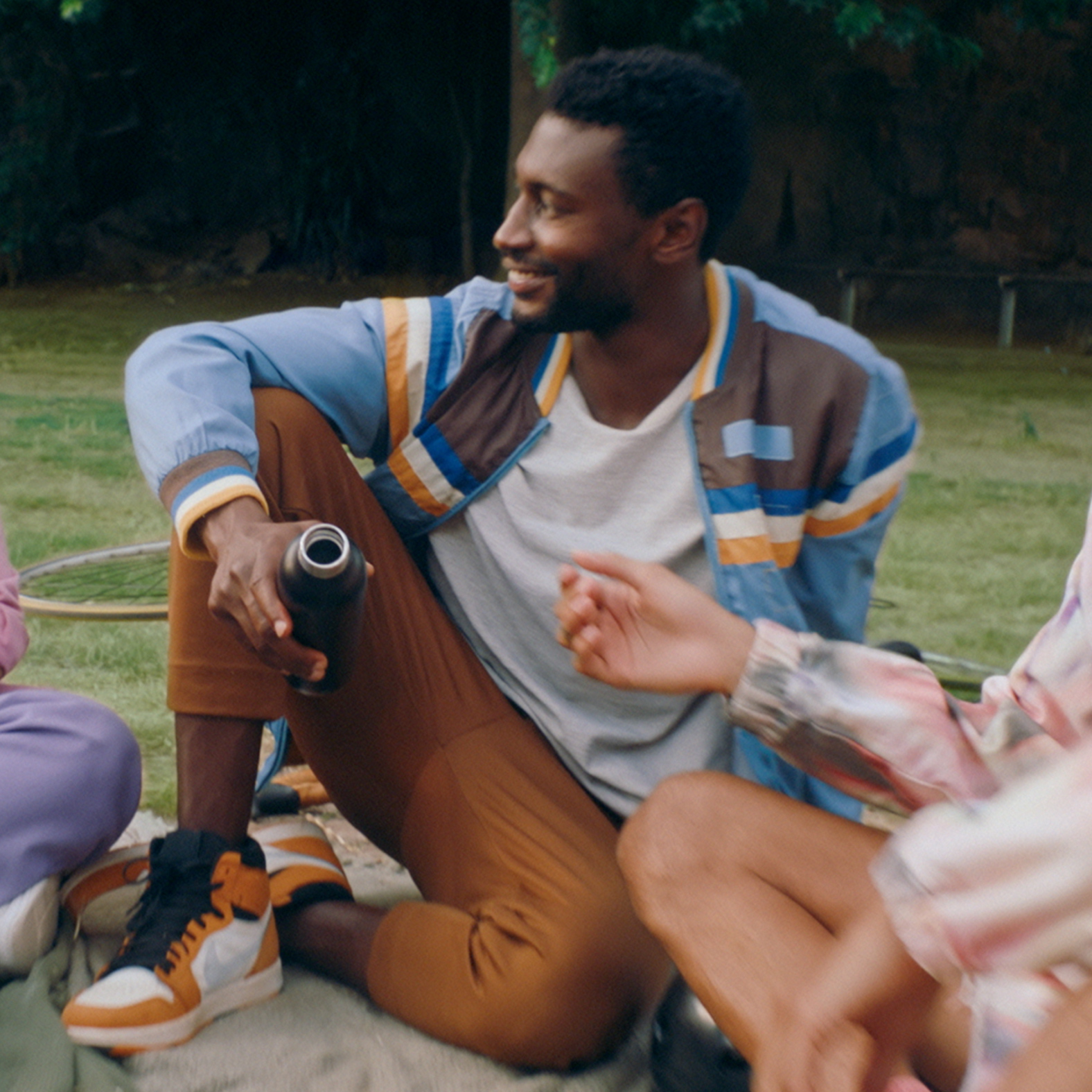 Mann hält sodaTRIO Edelstahlflasche fest. Mann hält sodaTRIO die kleine sodaTRIO Edelstahlflasche in Schwarz fest.