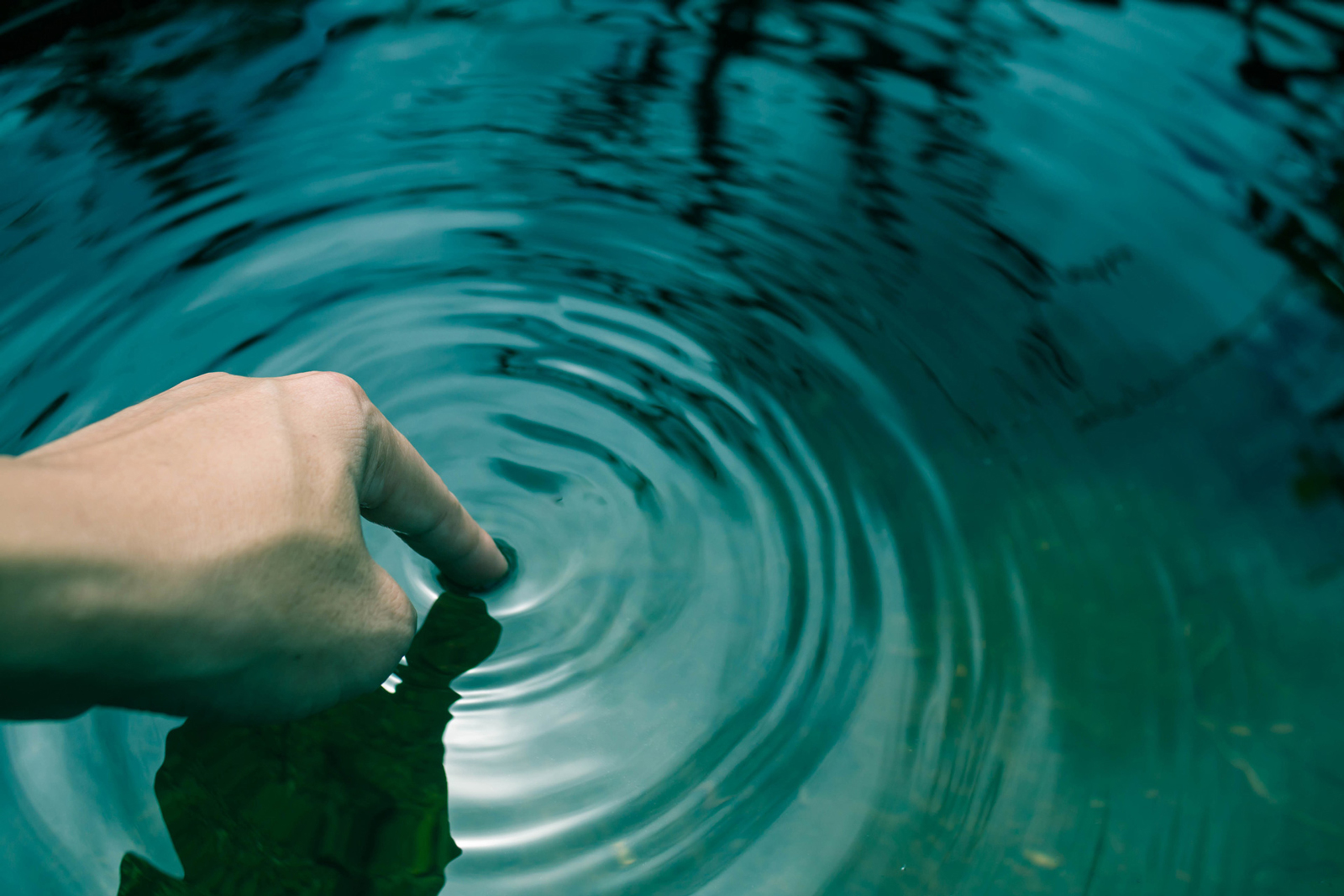 Symbolbild für den BRITA Nachhaltigkeitsbericht: Ein Finger taucht in Wasser ein