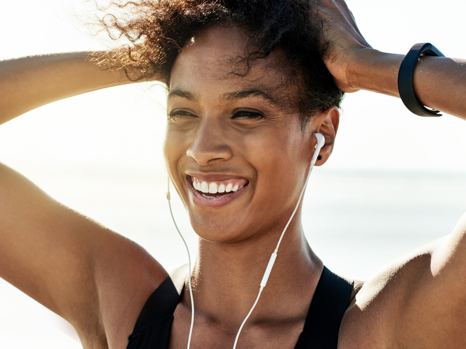 Deine persönlichen “Feel alive-Momente” Feel alive Moment einer Frau nach dem Sport. Frau schaut glücklich und erleichtert.