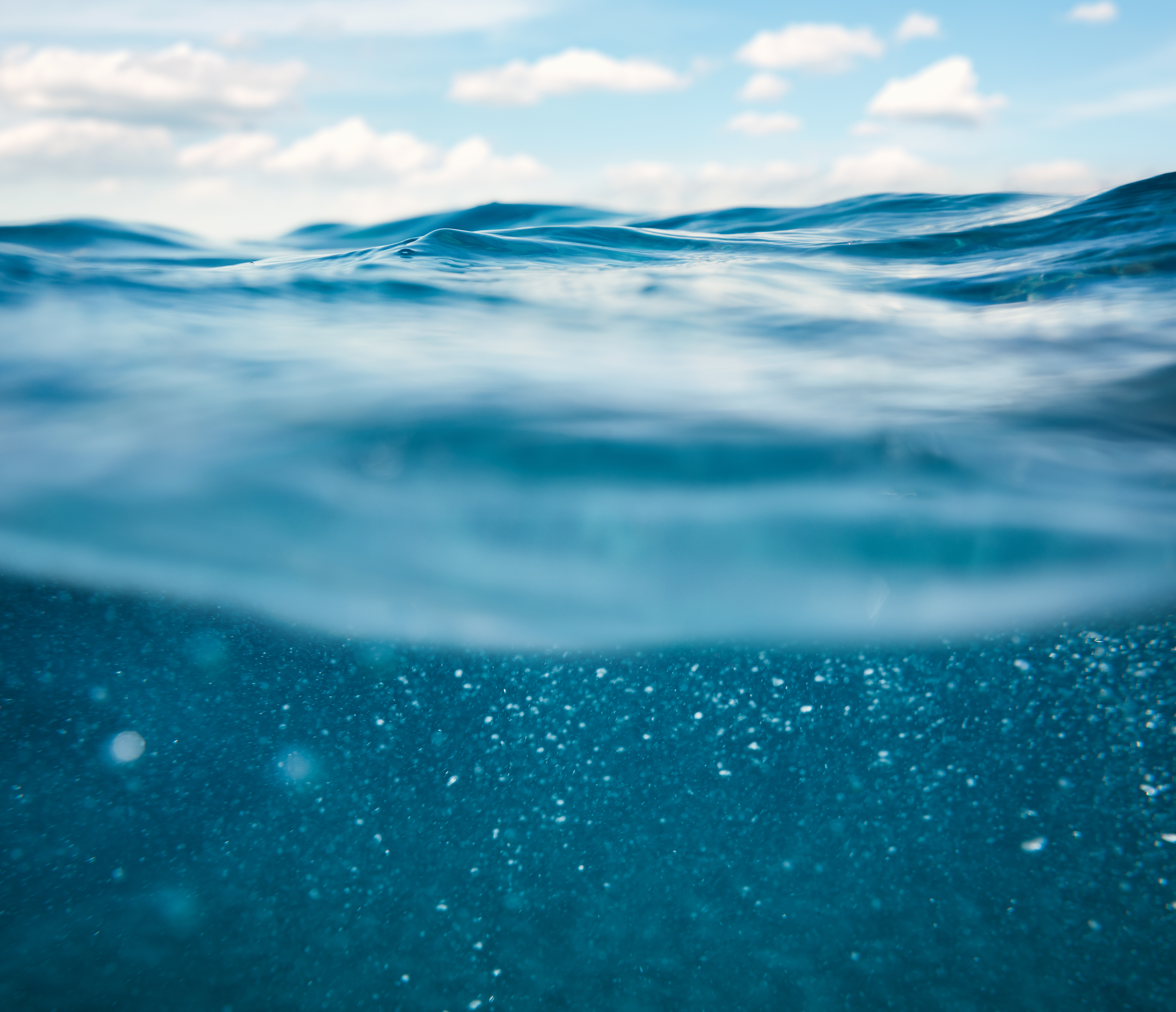 Blau-schimmerndes Wasser im Ozean