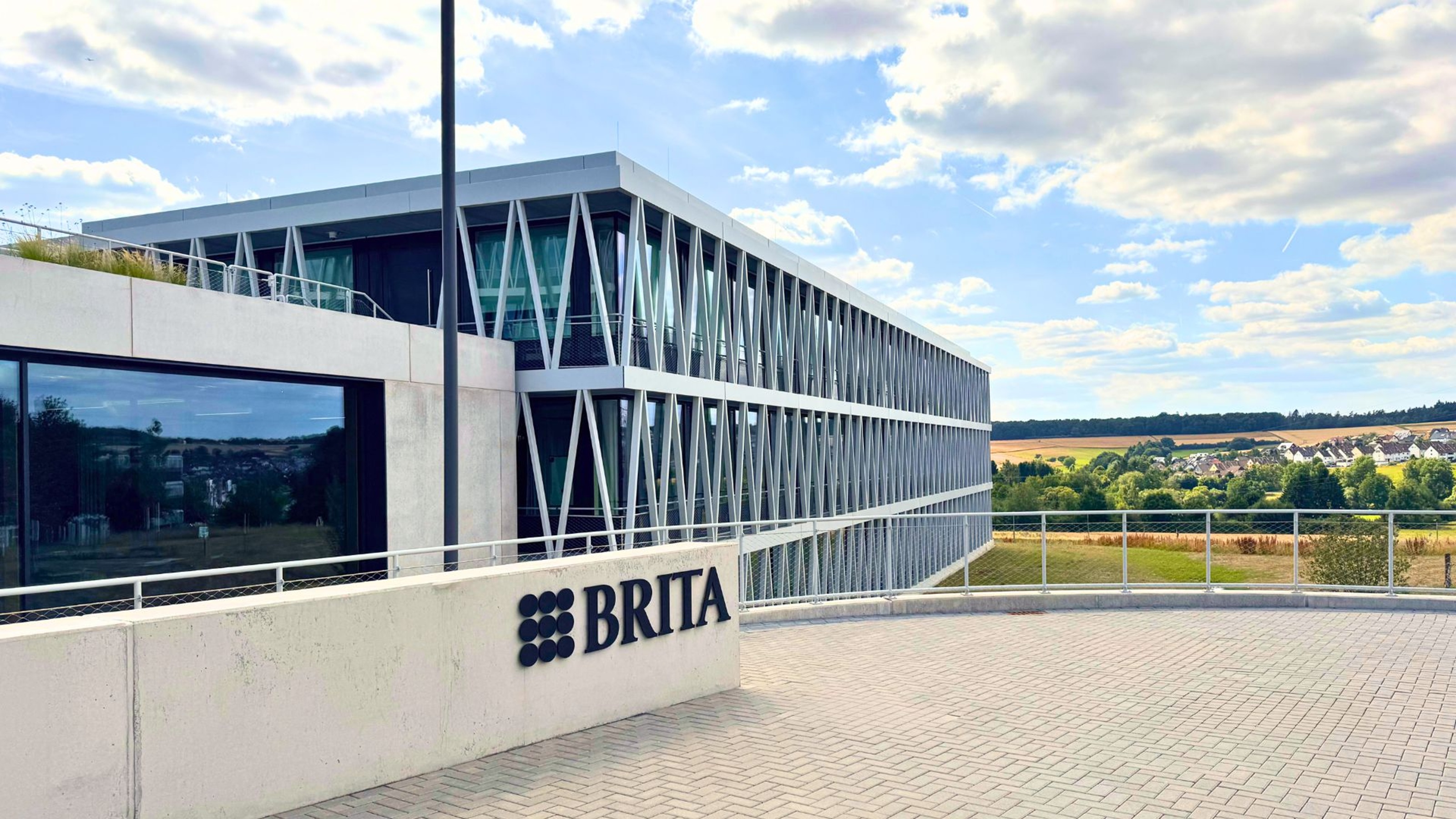 BRITA Firmenzentrale in Taunusstein – modernes Bürogebäude mit Glas-Beton-Fassade und BRITA-Logo im 