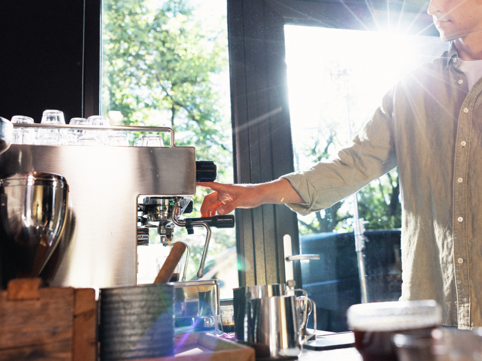 Kaffeevollautomat entkalken Mann bedient einen Kaffeevollautomat, um Kaffee zu kochen