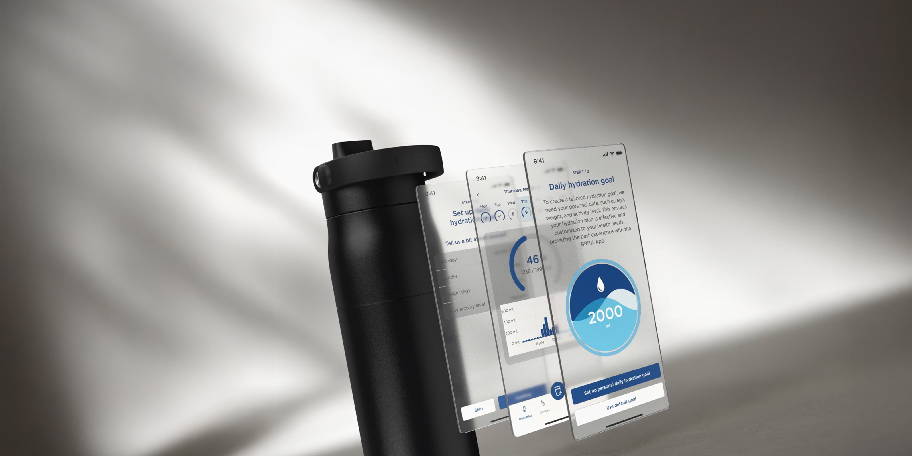 Eine schwarze BRITA LARQ Trinkflasche, daneben drei BRITA Hydration App Screens

