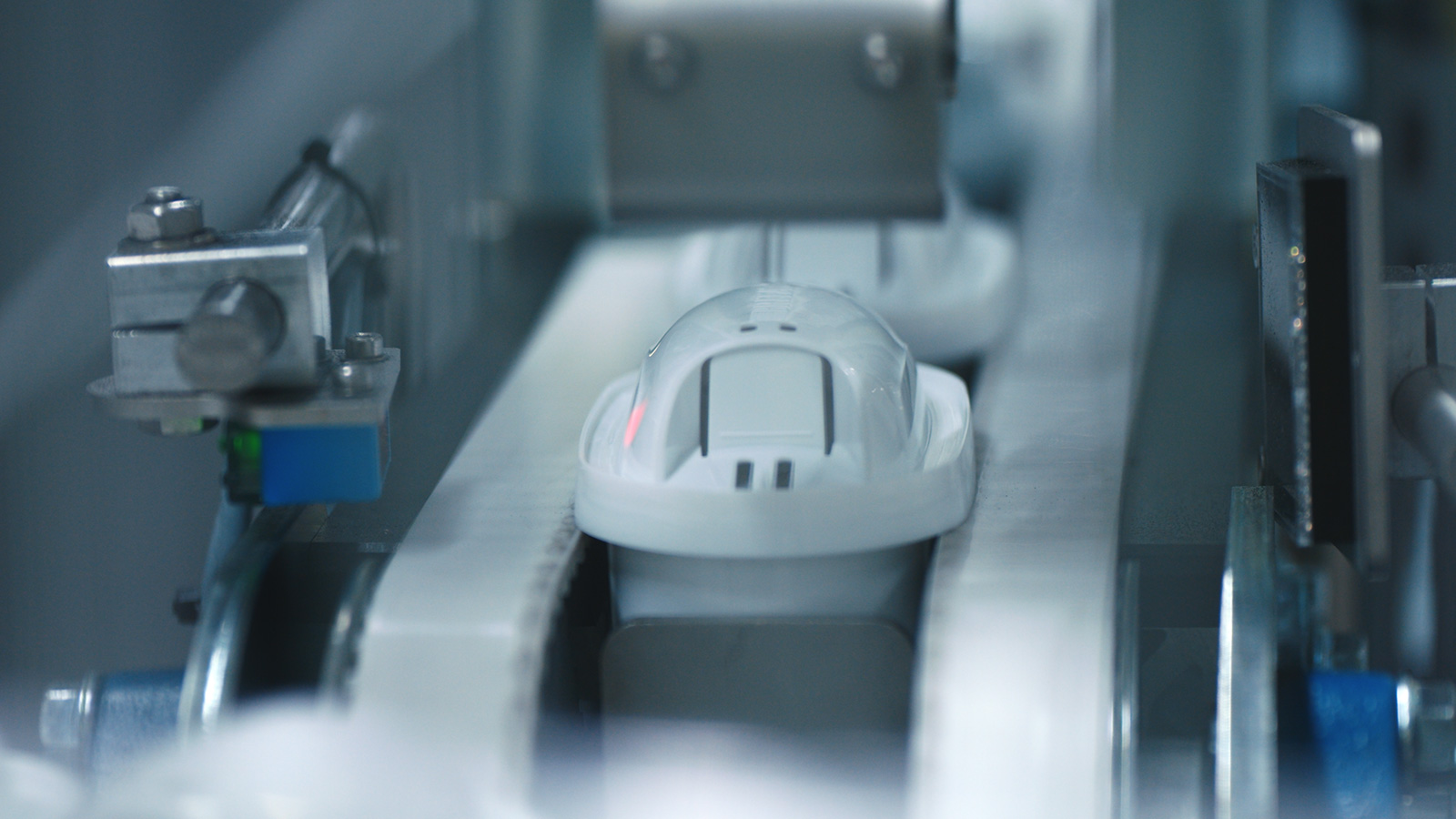 BRITA MAXTRA PRO Wasserfilter-Kartusche in der Produktion BRITA MAXTRA PRO Wasserfilter-Kartusche auf dem Fließband in der Produktion