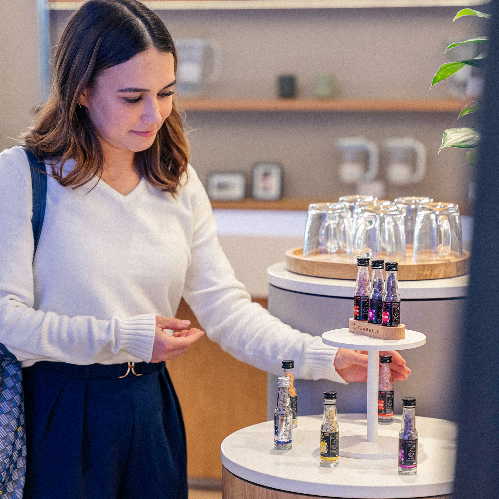 Frau an Verkostungs-Station im BRITA Flagship-Store Eine junge Frau probiert Teaballs an der Verkostungsstation im BRITA Flagship-Store.