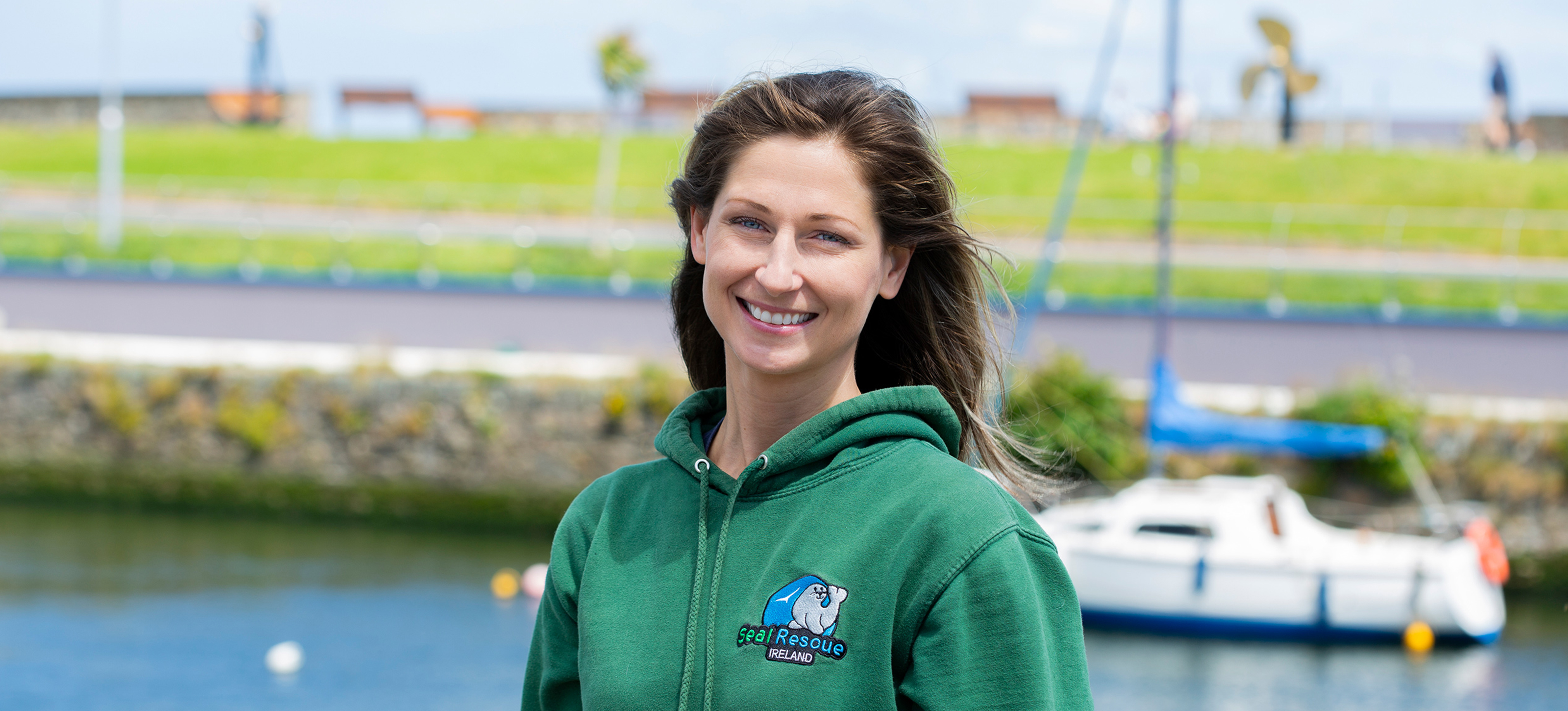 Junge Frau lächelt in die Kamera Mitarbeiterin von Seal Rescue Irland lächelt in die Kamera