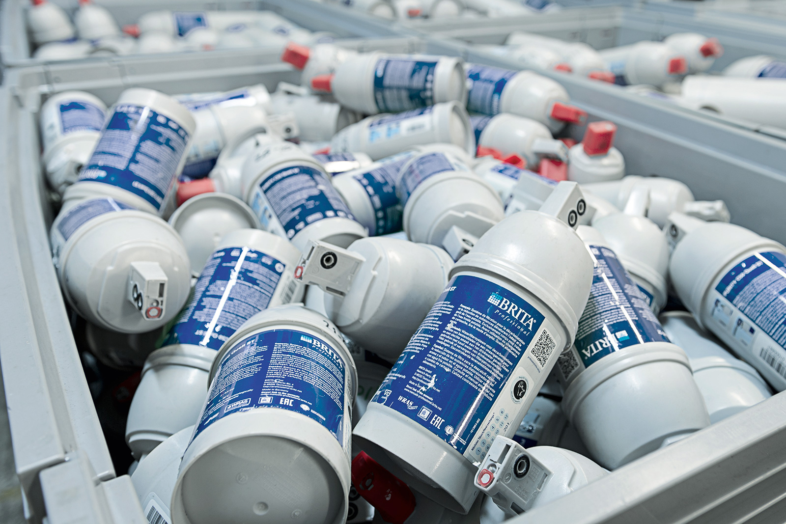 Sammelbox mit gebrauchten BRITA Professional Filter Kartusch Gebrauchte BRITA Professional Filter Wasserfilter-Kartuschen in einer Sammelbox