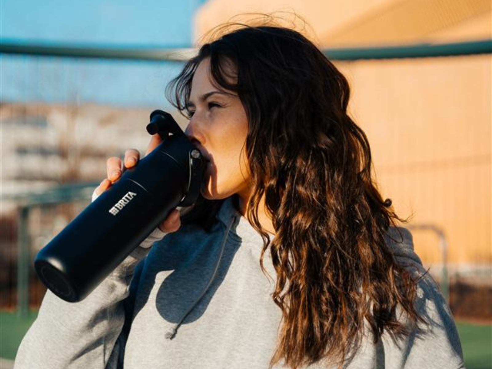 BRITA LARQ iQ Filter-Trinkflasche Frau trinkt aus ihrer BRITA LARQ iQ Filter-Trinkflasche