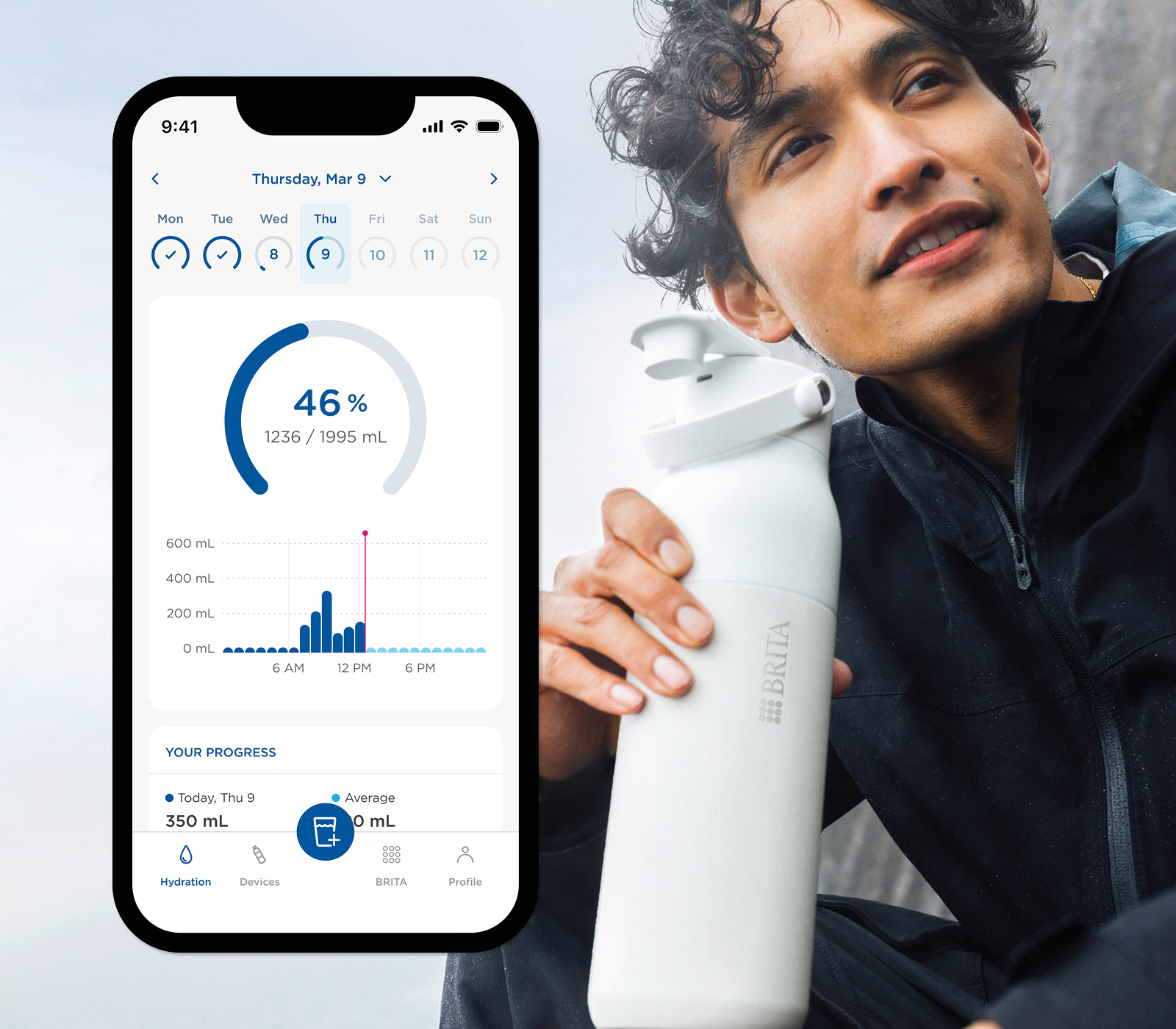 Ein junger Mann trinkt an einer BRITA LARQ Flasche, daneben ein Handy mit BRITA LARQ App.