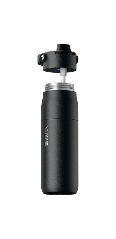 Die schwarze Version der BRITA LARQ iQ Trinkflasche mit geöffnetem LARQ iQ Cap.
