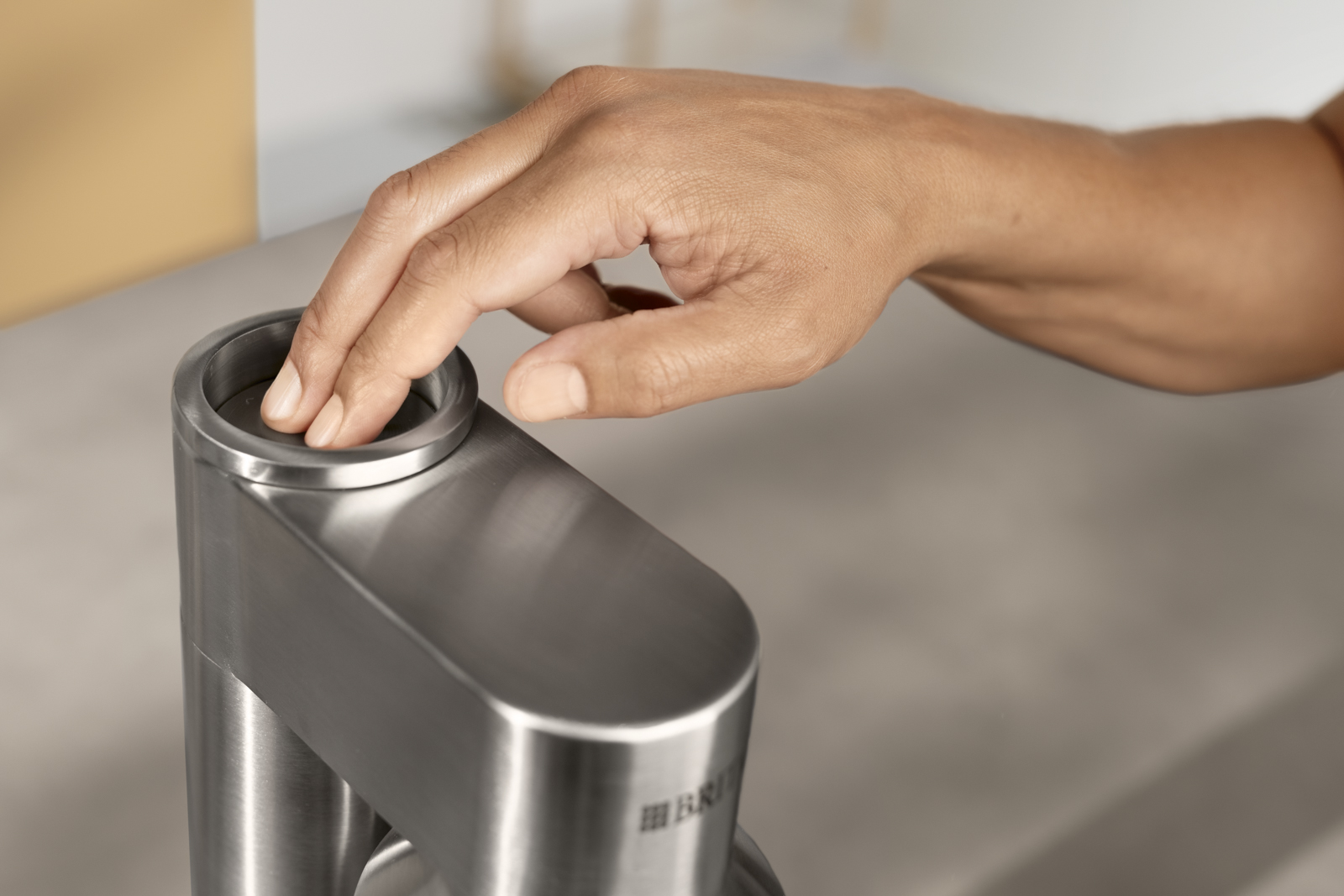 Knopf von BRITA sodaTRIO pro wird gedrückt. Der Knopf zum Sprudeln vom BRITA sodaTRIO pro Wassersprudler wird gedrückt.
