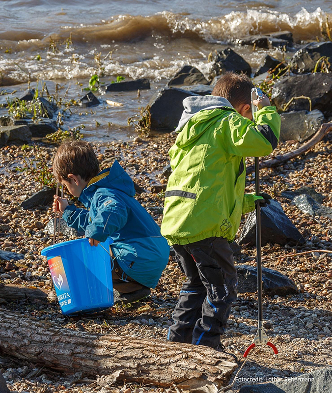 Kinder suchen am Rhein/Wiesbaden nach Müll Kinder von BRITA Mitarbeiter:innen suchen am Rhein/Wiesbaden nach Müll