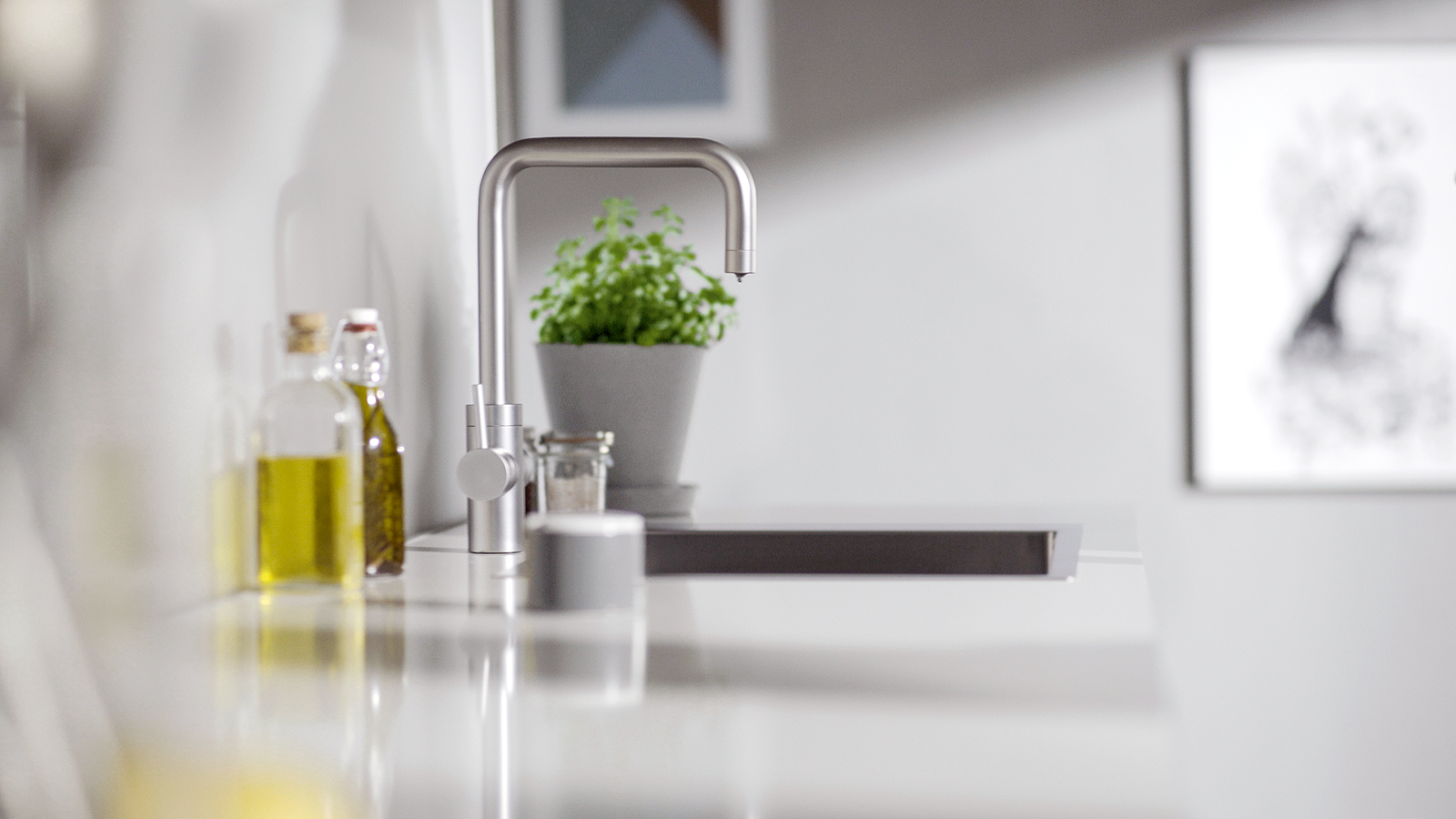 Seitenansicht der Wasserbar yource pro select in einer weißen Küchenzeile.