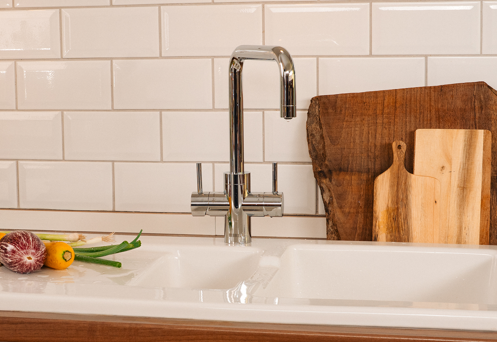 Frontansicht yource pro select Frontansicht der eckigen yource pro select Küchenarmatur in einer weißen Küchenzeile