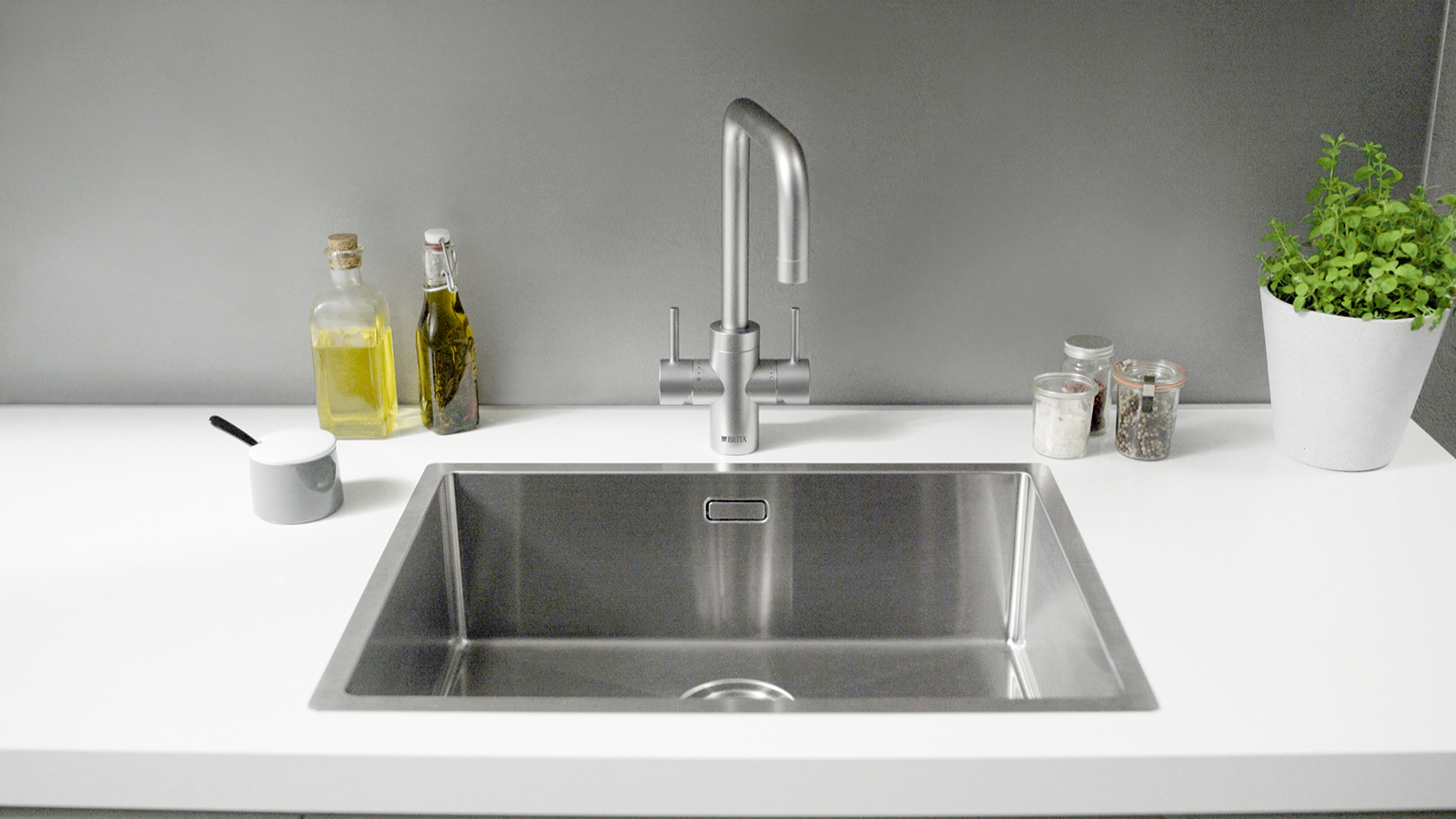 Frontansicht yource pro select Frontansicht der eckigen yource pro select Küchenarmatur in einer weißen Küchenzeile.