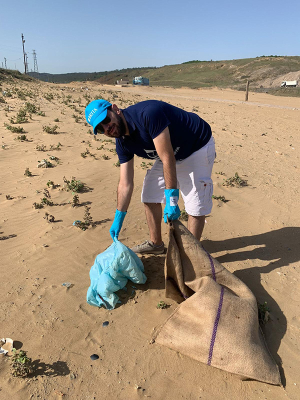 BRITA Mitarbeiter sammelt Müll bei einer Cleanup Aktion in der Türkei