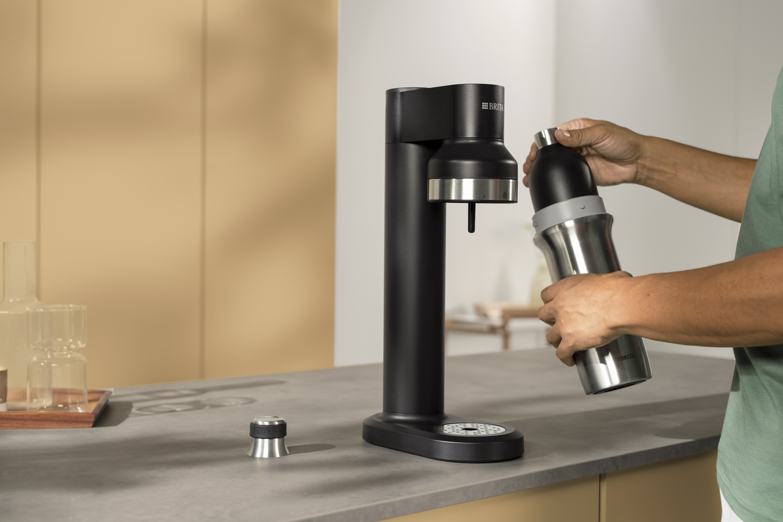 Edelstahlfalsche wird in sodaTRIO Behälter getan. Die schwarze sodaTRIO Edelstahlfalsche wird in sodaTRIO Behälter getan.