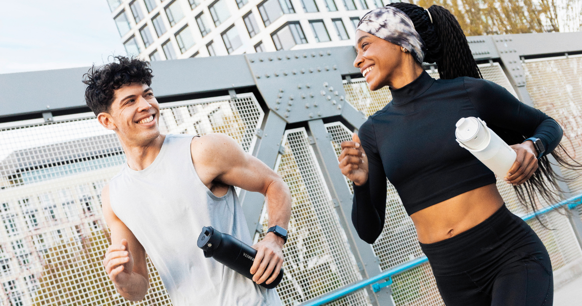 2 Sportler joggen mit ihrer BRITA LARQ iQ Filterflasche